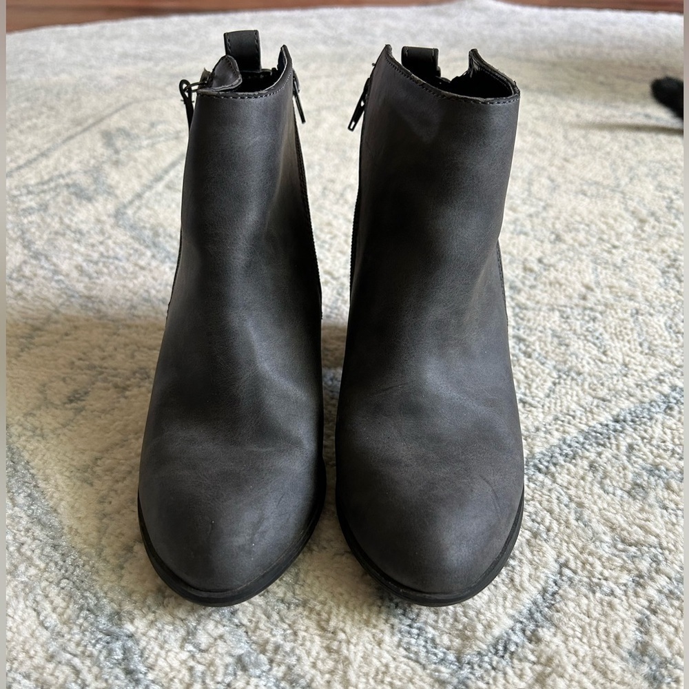 EXPRESS Women’s Dark Gray Booties size 7